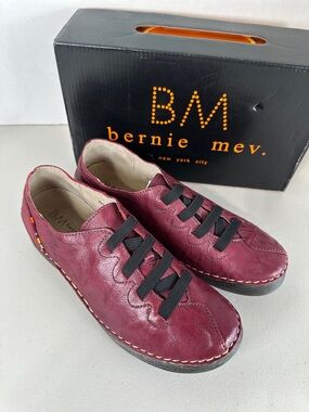 bernie mev. Women's Burgundy Leather Slip-On Sneakers. Brand New